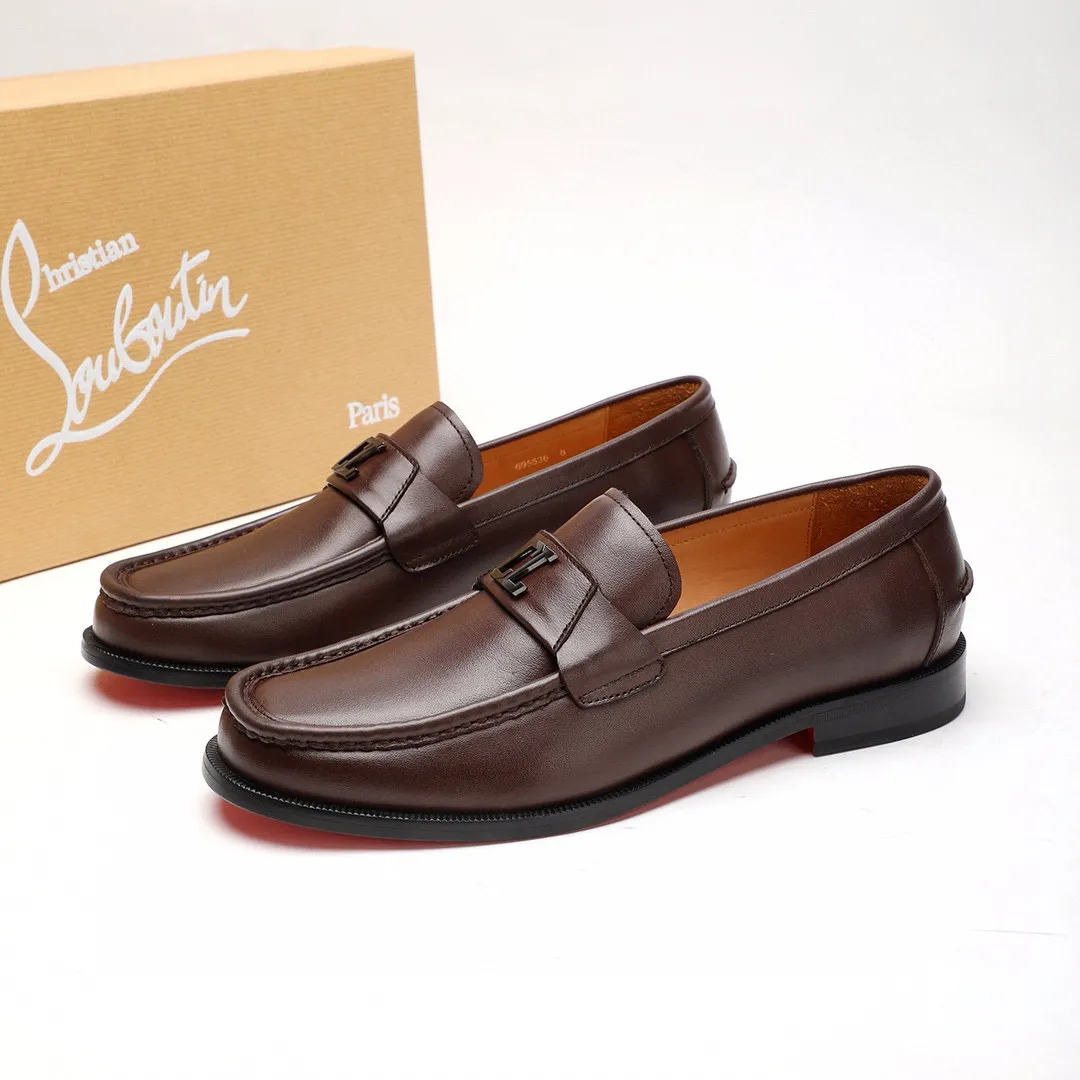 Batch 1,080 yuan 💰••New real shots••CL～High-end men’s 👔casual•loafers with red soles! ••🆑Genuine and top-quality goods from original orders ••✅💯 Purchase goods from top-quality original orders! Original imported patterned cowhide ➕Imported cowhide lining ➕Cowhide feet ➕Original leather outsole~🉑️Feel free to compare the authentic ones! Size: 38-44 (45.46.47 can be customized)